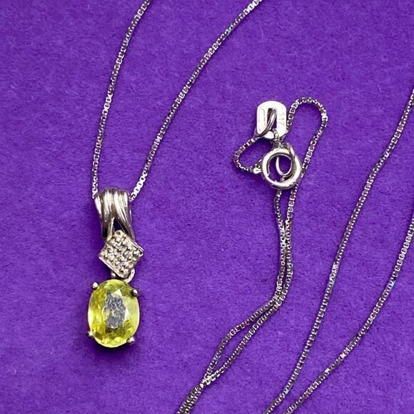 💛 10k & 9k White Gold Peridot & Diamond Pendant Necklace - Picture 7 of 9